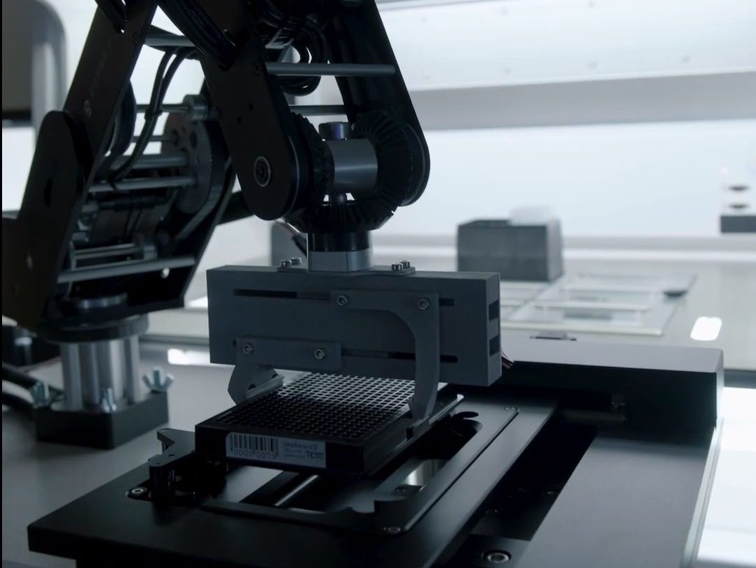 Dorna Robotic Arm handling micro-plates using it's Pneumatic gripper kit.