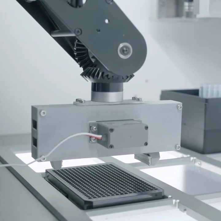 Dorna Robotic Arm performing lab automation tasks.